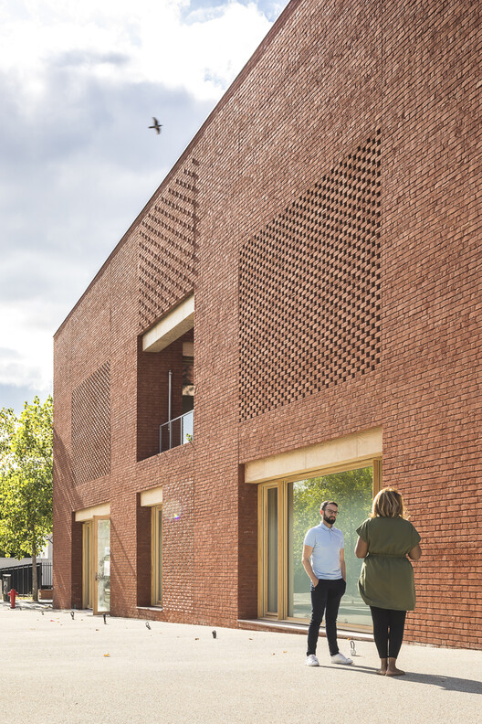 Jacques Prévert Public Services Center / HEMAA Architectes Jacques Prévert Public Services Center / HEMAA Architectes - Exterior Photography, Brick