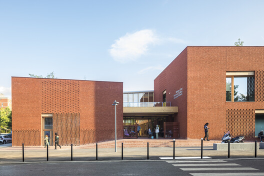 Jacques Prévert Public Services Center / HEMAA Architectes Jacques Prévert Public Services Center / HEMAA Architectes - Exterior Photography, Brick