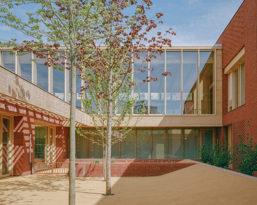 Jacques Prévert Public Services Center / HEMAA Architectes Jacques Prévert Public Services Center / HEMAA Architectes - Exterior Photography, Brick