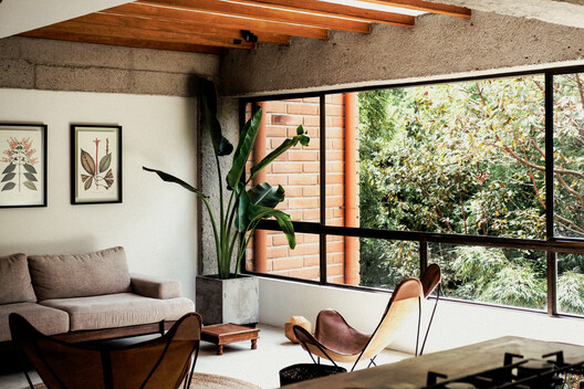 Yarumos Apartment / Trópico Arquitectura Yarumos Apartment / Trópico Arquitectura - Interior Photography, Living Room, Wood, Lighting, Chair