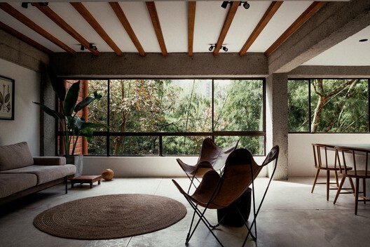 Yarumos Apartment / Trópico Arquitectura Yarumos Apartment / Trópico Arquitectura - Interior Photography, Living Room, Wood, Chair