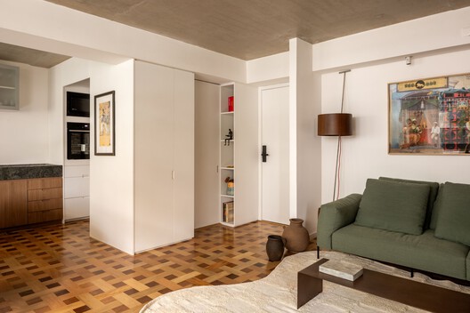Floresta Apartment / VAGA arquitetura - Interior Photography, Living Room, Wood, Lighting, Chair