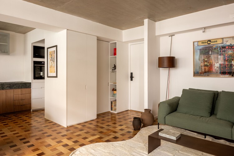 Floresta Apartment / VAGA arquitetura - Interior Photography, Living Room, Wood, Lighting, Chair