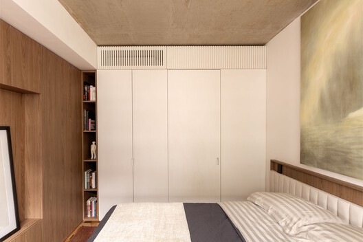 Floresta Apartment / VAGA arquitetura - Interior Photography, Closet, Bedroom, Wood, Bed, Lighting