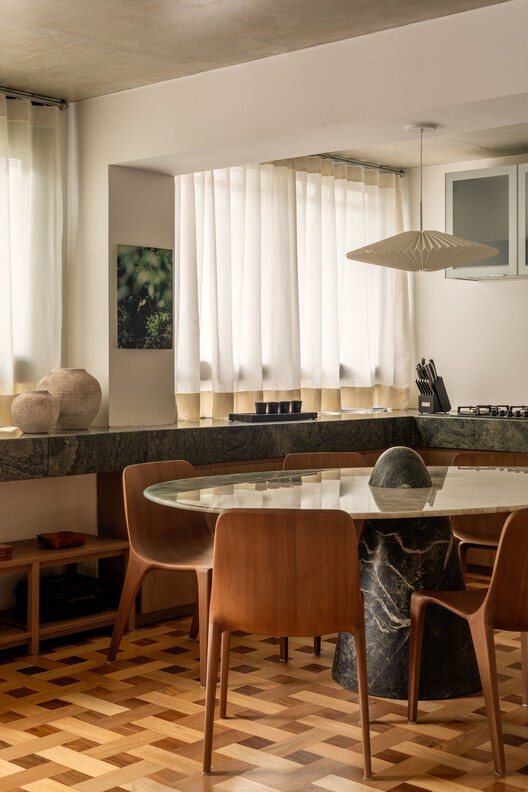 Floresta Apartment / VAGA arquitetura - Interior Photography, Kitchen, Wood, Lighting, Table, Chair, Countertop