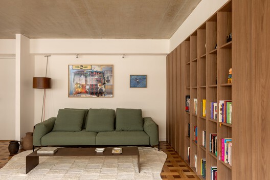 Floresta Apartment / VAGA arquitetura - Interior Photography, Living Room, Sofa, Wood, Table, Chair, Lighting, Shelving