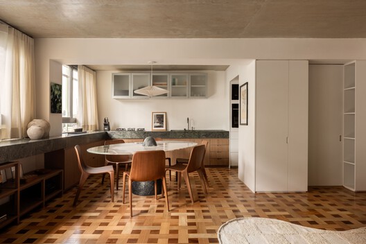 Floresta Apartment / VAGA arquitetura - Interior Photography, Wood, Countertop, Kitchen, Lighting, Chair