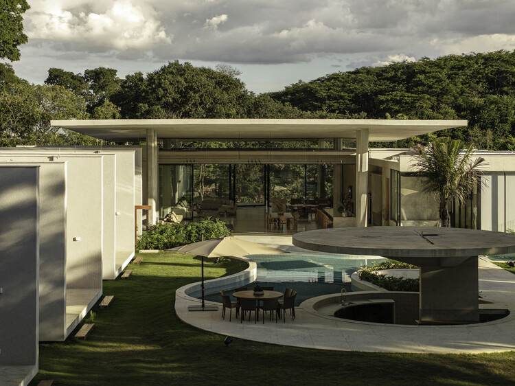 Espatódias House / Leo Romano - Houses