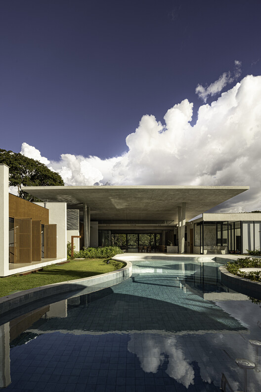 Espatódias House / Leo Romano Espatódias House / Leo Romano - Exterior Photography, Courtyard