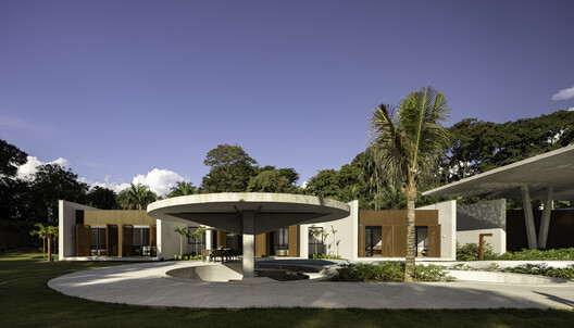 Espatódias House / Leo Romano Espatódias House / Leo Romano - Exterior Photography, Courtyard