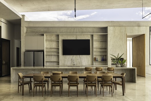 Espatódias House / Leo Romano Espatódias House / Leo Romano - Interior Photography, Dining room, Wood, Table, Chair