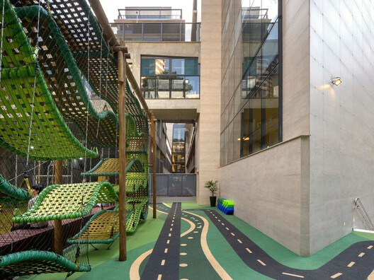 Bernoulli College Vale do Sereno / BCMF Arquitetos - Interior Photography, Stairs, Glass, Handrail