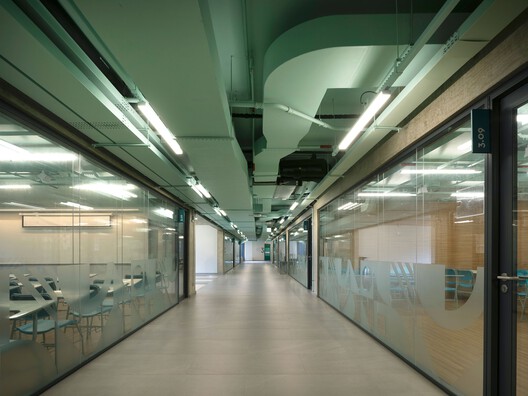 Bernoulli College Vale do Sereno / BCMF Arquitetos - Image 18 of 77