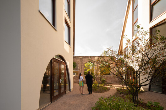 JUUL. Transformação da Julianakerk / HA-HA Design & Development JUUL. Transformação da Julianakerk / HA-HA Design & Development - Fotografia de Exterior, Arco, Arcada