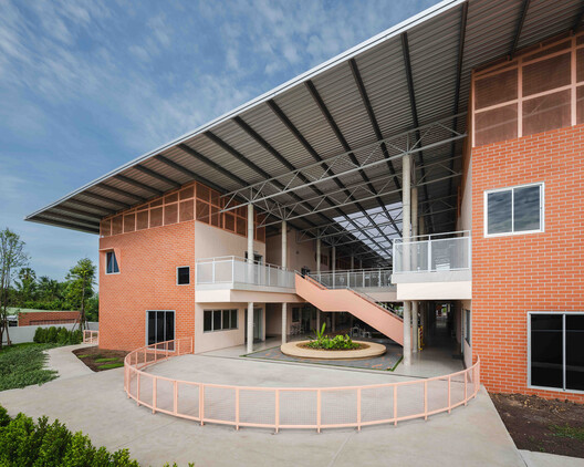 Escuela Oneness Nonthaburi / Imaginary Objects Escuela Oneness Nonthaburi / Imaginary Objects - Fotografía exterior
