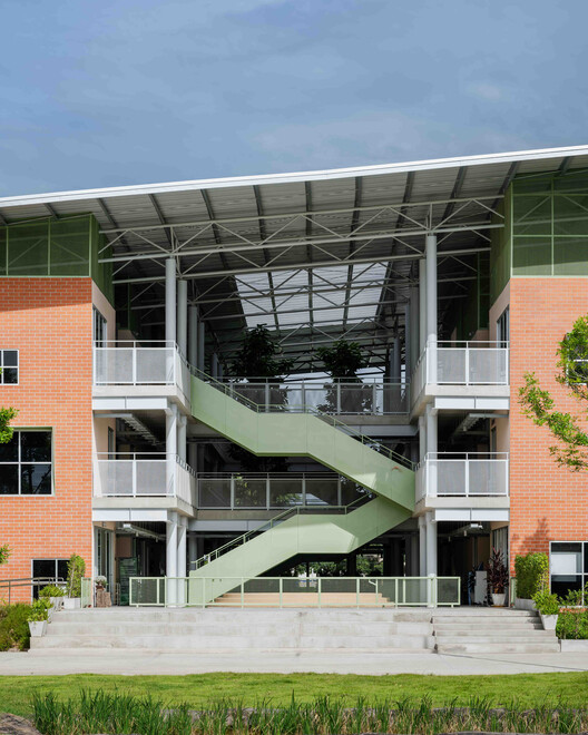 Escuela Oneness Nonthaburi / Imaginary Objects Escuela Oneness Nonthaburi / Imaginary Objects - Fotografía exterior