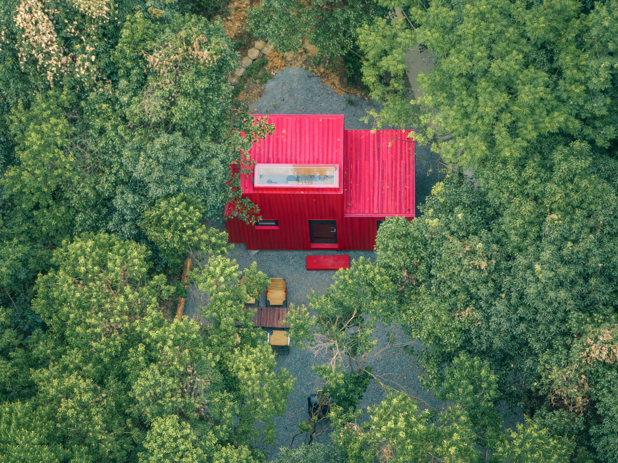 辺境に置くモジュール式のタイニーハウス「Red Submarine Cabin」の写真 3/8