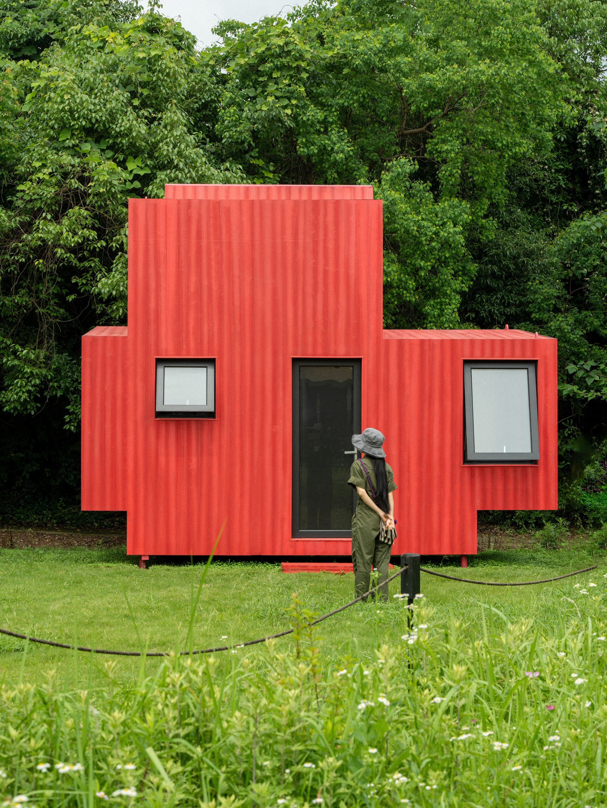 辺境に置くモジュール式のタイニーハウス「Red Submarine Cabin」の写真 8/8