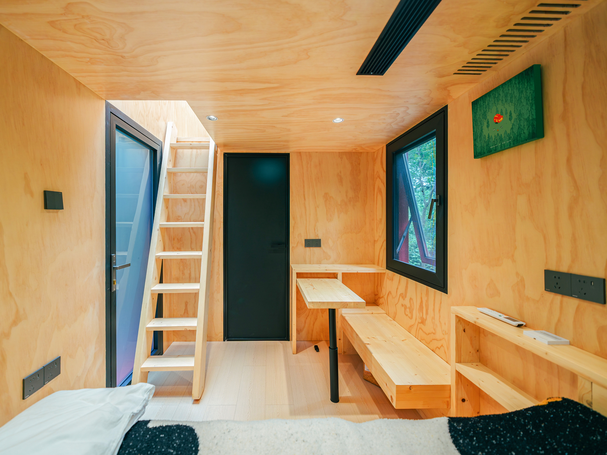 辺境に置くモジュール式のタイニーハウス「Red Submarine Cabin」の写真 5/8