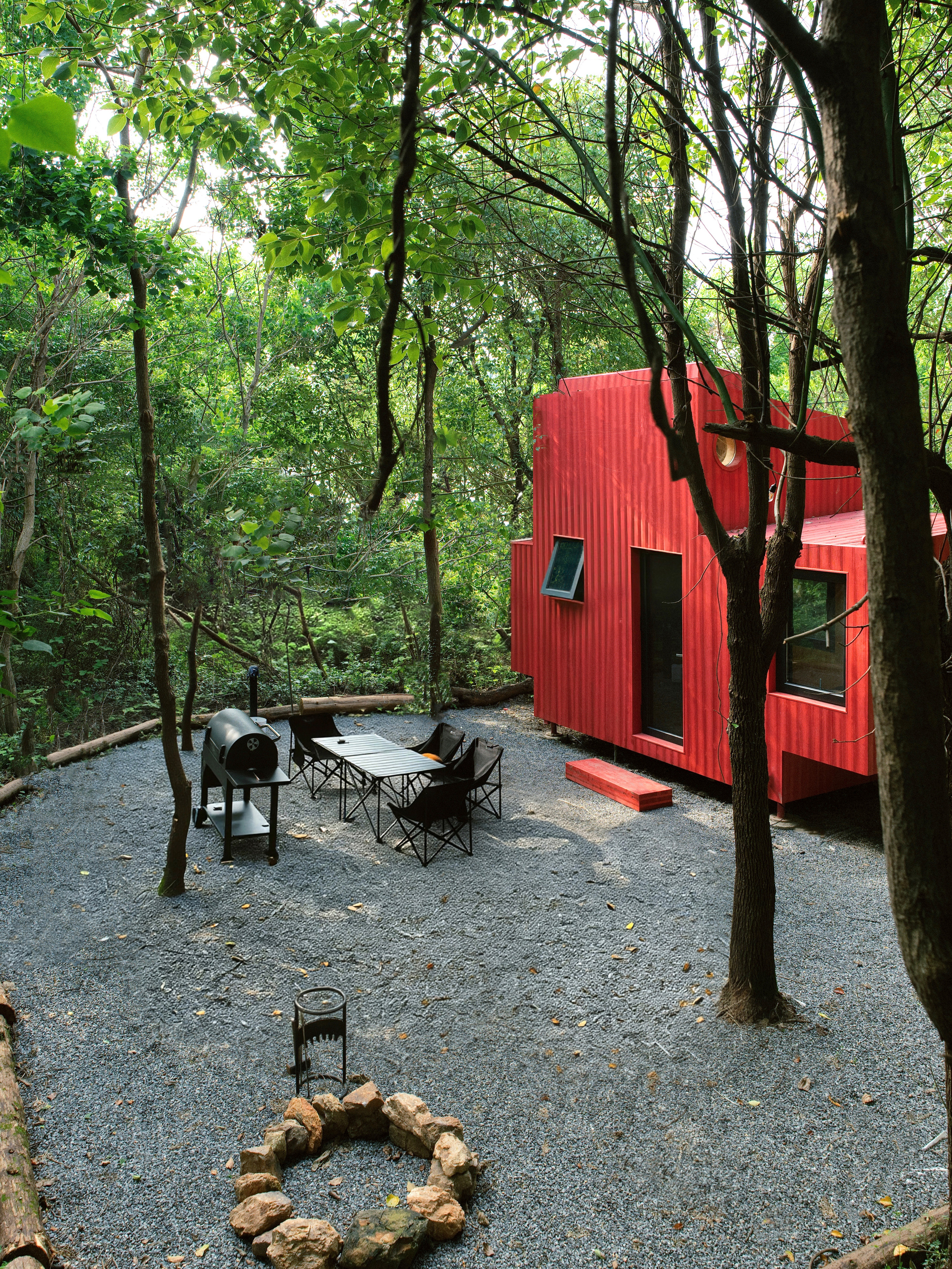 辺境に置くモジュール式のタイニーハウス「Red Submarine Cabin」の写真 7/8