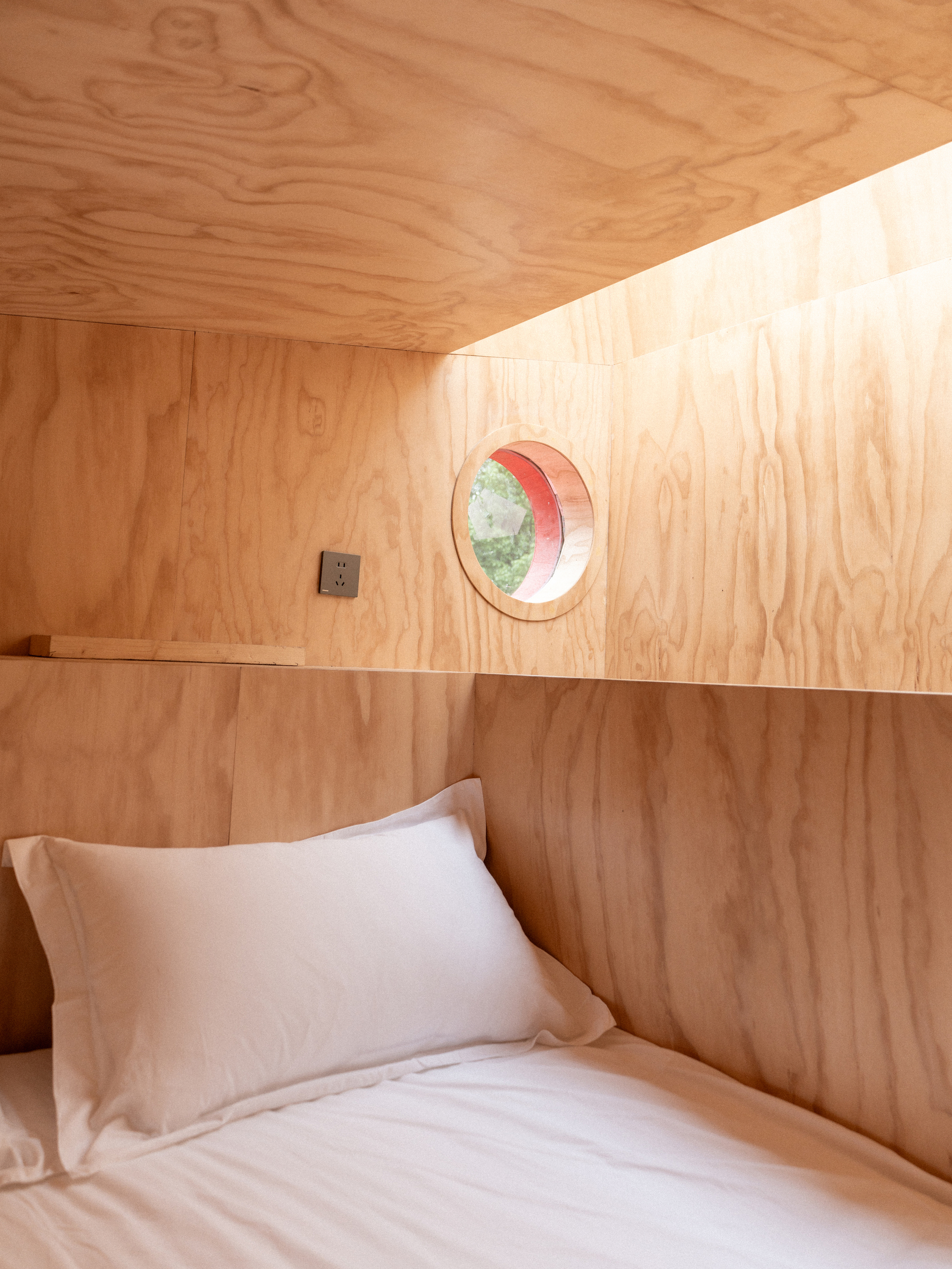 辺境に置くモジュール式のタイニーハウス「Red Submarine Cabin」の写真 4/8