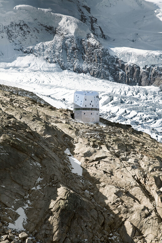 Above the Snowline: 11 Shelters Built at the Limits of Construction Above the Snowline: 11 Shelters Built at the Limits of Construction - Image 19 of 29