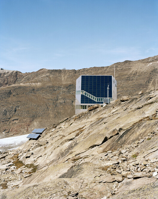 Above the Snowline: 11 Shelters Built at the Limits of Construction Above the Snowline: 11 Shelters Built at the Limits of Construction - Image 9 of 29