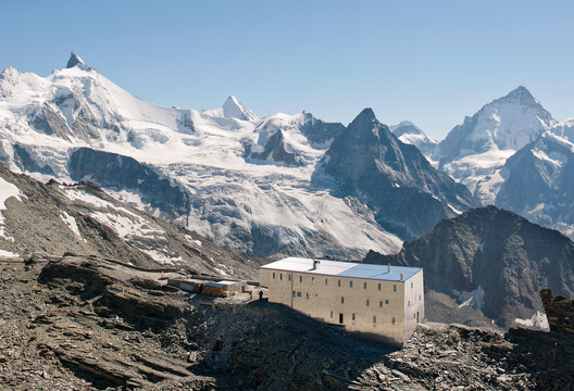 Above the Snowline: 11 Shelters Built at the Limits of Construction Above the Snowline: 11 Shelters Built at the Limits of Construction - Image 22 of 29