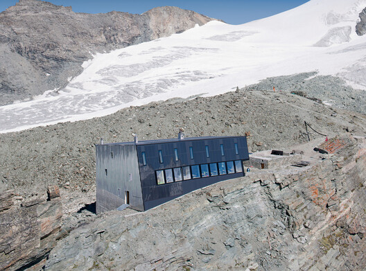 Above the Snowline: 11 Shelters Built at the Limits of Construction Above the Snowline: 11 Shelters Built at the Limits of Construction - Image 4 of 29