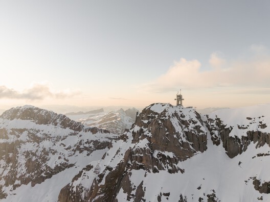 Above the Snowline: 11 Shelters Built at the Limits of Construction Above the Snowline: 11 Shelters Built at the Limits of Construction - Image 21 of 29