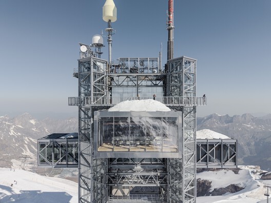 Above the Snowline: 11 Shelters Built at the Limits of Construction Above the Snowline: 11 Shelters Built at the Limits of Construction - Image 27 of 29