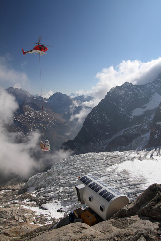Above the Snowline: 11 Shelters Built at the Limits of Construction Above the Snowline: 11 Shelters Built at the Limits of Construction - Image 12 of 29