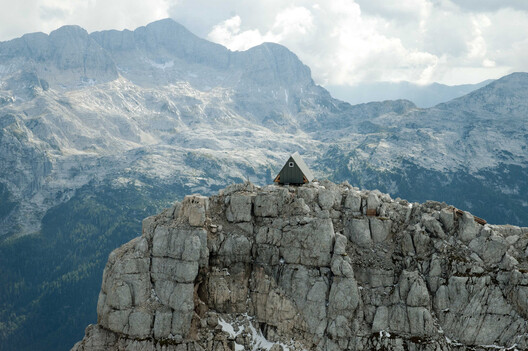 Above the Snowline: 11 Shelters Built at the Limits of Construction Above the Snowline: 11 Shelters Built at the Limits of Construction - Image 11 of 29