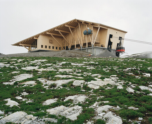 Above the Snowline: 11 Shelters Built at the Limits of Construction Above the Snowline: 11 Shelters Built at the Limits of Construction - Image 7 of 29