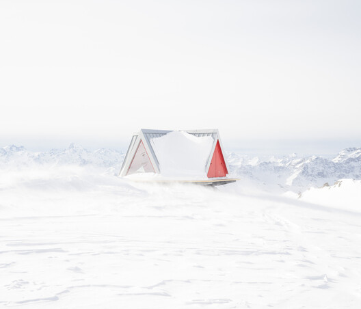 Above the Snowline: 11 Shelters Built at the Limits of Construction Above the Snowline: 11 Shelters Built at the Limits of Construction - Image 13 of 29