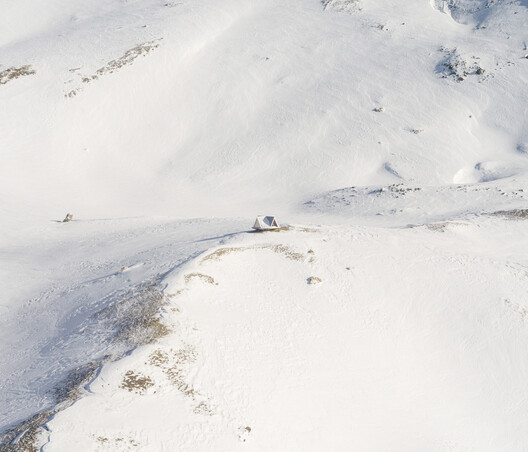 Above the Snowline: 11 Shelters Built at the Limits of Construction Above the Snowline: 11 Shelters Built at the Limits of Construction - Image 17 of 29