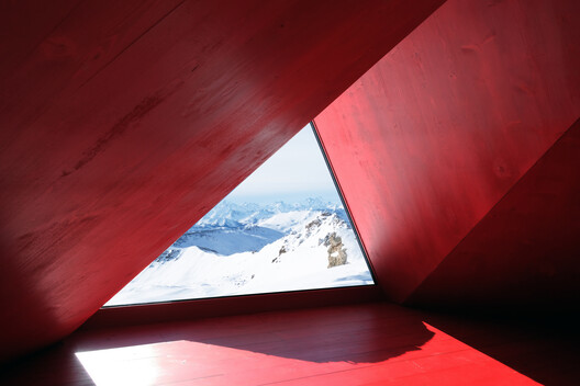 Above the Snowline: 11 Shelters Built at the Limits of Construction Above the Snowline: 11 Shelters Built at the Limits of Construction - Image 5 of 29