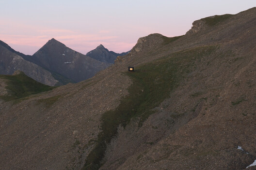 Above the Snowline: 11 Shelters Built at the Limits of Construction Above the Snowline: 11 Shelters Built at the Limits of Construction - Image 18 of 29