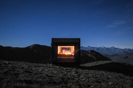 Above the Snowline: 11 Shelters Built at the Limits of Construction Above the Snowline: 11 Shelters Built at the Limits of Construction - Image 10 of 29