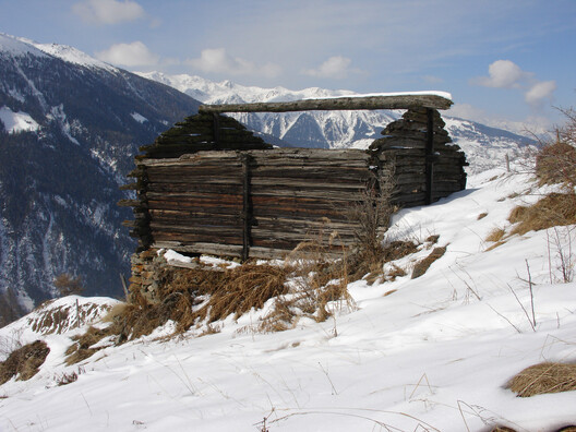 Above the Snowline: 11 Shelters Built at the Limits of Construction Above the Snowline: 11 Shelters Built at the Limits of Construction - Image 25 of 29