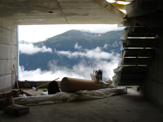 Above the Snowline: 11 Shelters Built at the Limits of Construction Above the Snowline: 11 Shelters Built at the Limits of Construction - Image 24 of 29