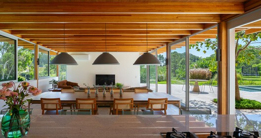 Casa Itu / Nitsche Arquitetos Casa Itu / Nitsche Arquitetos - Interior Photography, Dining room, Wood, Table, Chair, Beam, Glass