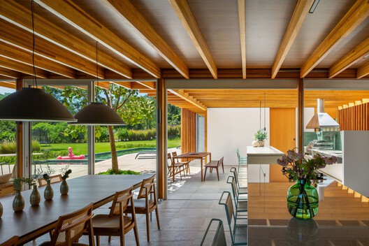 Casa Itu / Nitsche Arquitetos Casa Itu / Nitsche Arquitetos - Interior Photography, Dining room, Wood, Chair, Patio, Deck