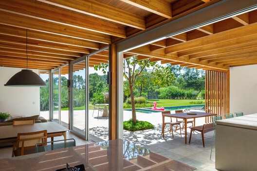 Casa Itu / Nitsche Arquitetos Casa Itu / Nitsche Arquitetos - Interior Photography, Dining room, Wood, Beam, Chair, Deck, Garden, Patio