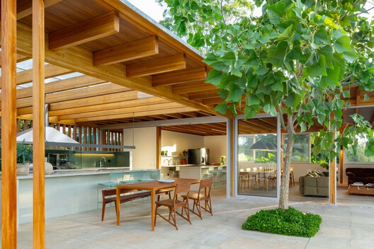 Casa Itu / Nitsche Arquitetos Casa Itu / Nitsche Arquitetos - Interior Photography, Dining room, Wood, Table, Chair, Beam, Patio