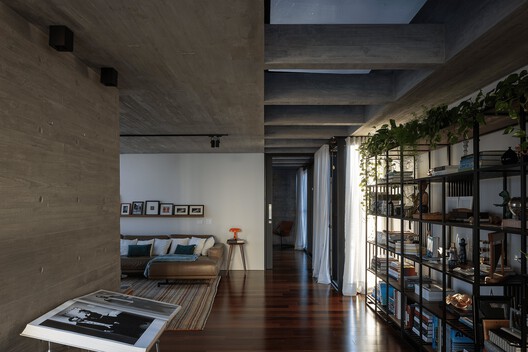 Enlevo Residence / Drucker Arquitetos Associados Enlevo Residence / Drucker Arquitetos Associados - Interior Photography, Living Room, Wood, Table, Chair, Shelving