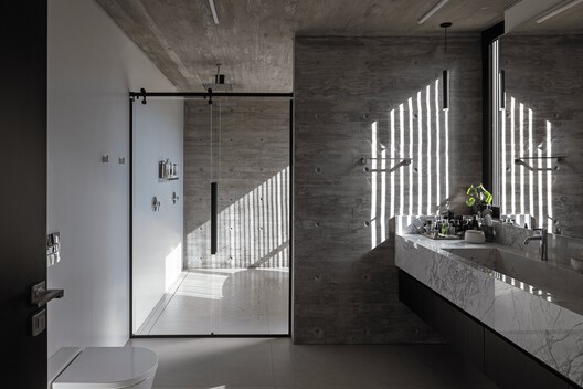 Enlevo Residence / Drucker Arquitetos Associados Enlevo Residence / Drucker Arquitetos Associados - Interior Photography, Bathroom, Sink, Lighting, Countertop