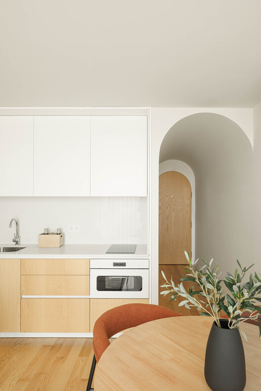 Boavista 339 Residential Building / PAULO MERLINI architects Boavista 339 Residential Building / PAULO MERLINI architects - Interior Photography, Kitchen, Wood, Countertop, Chair