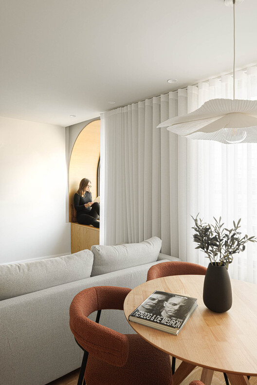 Boavista 339 Residential Building / PAULO MERLINI architects Boavista 339 Residential Building / PAULO MERLINI architects - Interior Photography, Living Room, Wood, Lighting