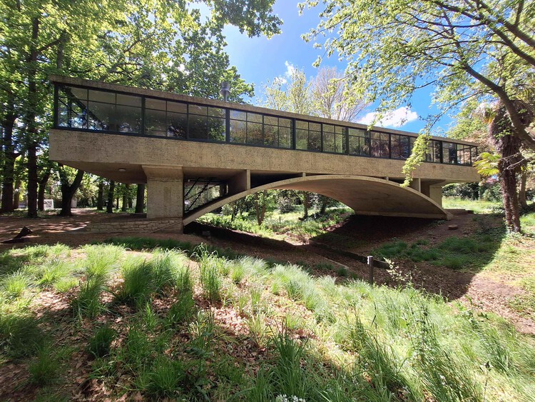 Una casa sobre el agua: la historia de la joya moderna de Amancio y Delfina Williams - Imagen Principal